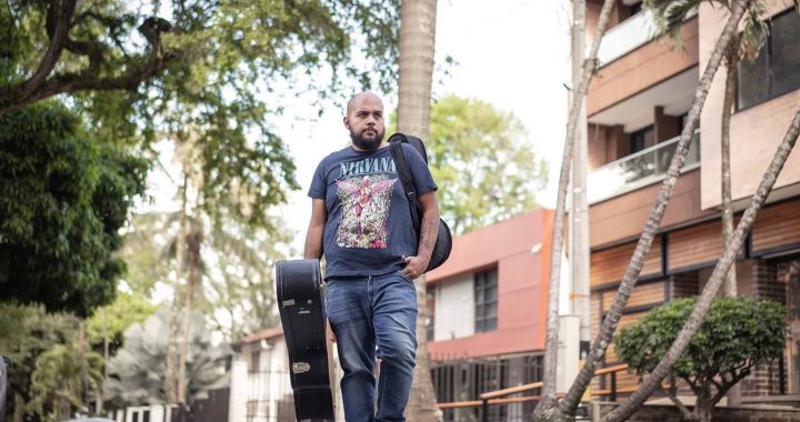 Conoce al cantautor colombiano Pepe Cosme y escucha su EP «No es soledad»