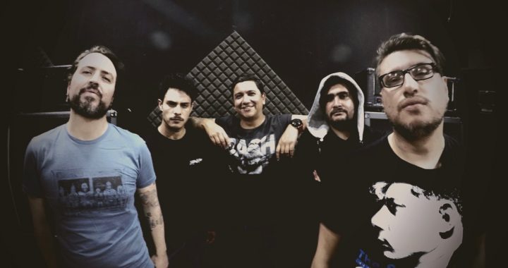 La banda colombiana Blast55 les canta la tabla a los políticos con «Falsos héroes»