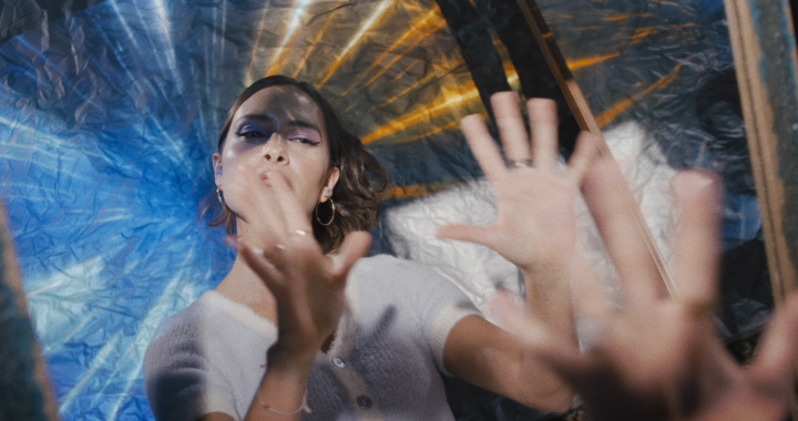 La colombiana Paula van Hissenhoven construye “Paredes invisibles” en su último videoclip