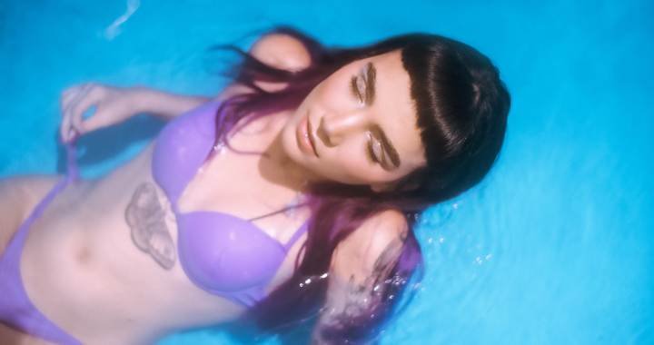 «Cubitos de Hielo» : Una canción para despedir el verano con Naïa Valdez