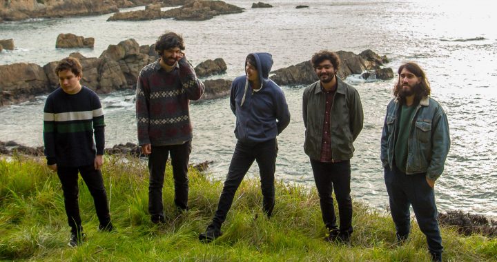 Un viaje por los ritmos latinos: Escucha «Cahueros», de la banda chilena Flora
