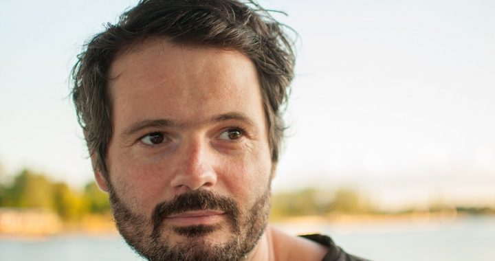 El argentino Julián Oroz presenta “Hay un lugar”, su nuevo álbum