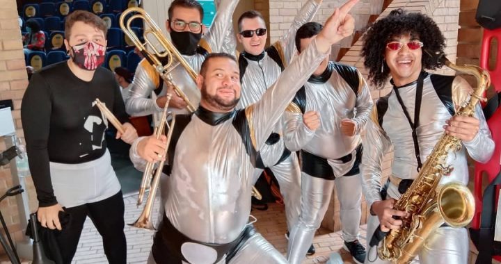 Los colombianos de La Sinfóniska lanzan su disco ‘La registradora no devuelve’