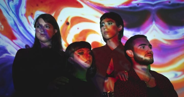 Cruel Cruel incendia el cielo en su primer álbum de estudio