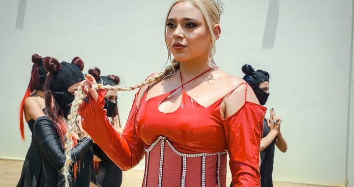 Perreo mexicano: Fhany Santin presenta “La Policía”