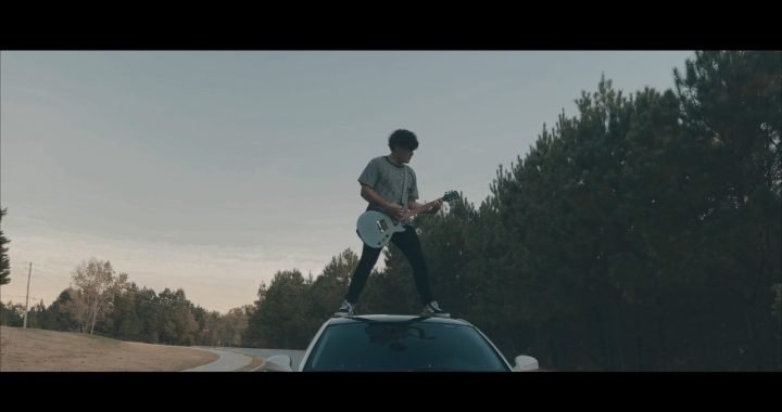 El colombiano Ollie Bend les canta a las relaciones forzadas en ‘Let’s Break Up’