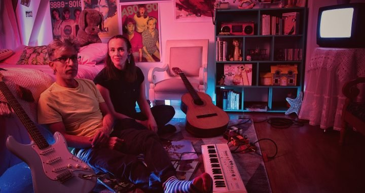 El dúo colombiano Rojo Amelia lanza su EP ‘Amelia’, un viaje hacia la libertad
