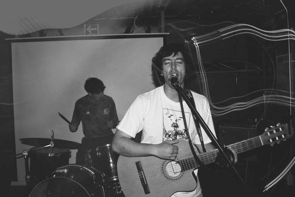 Juani Mustard publica "Está bien / Alright" en la antesala de su primer LP.