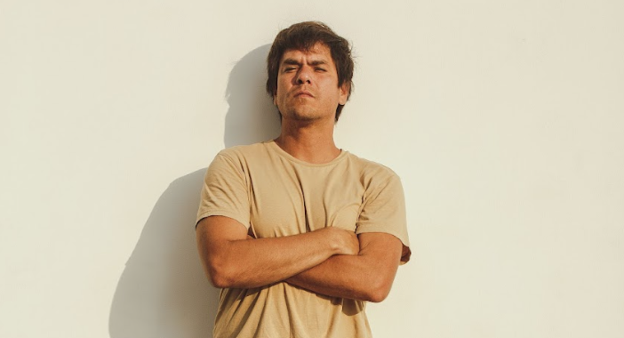 Velásquez presenta ‘Eres Tú Sola’, tema que habla sobre los espejismos que tiene una relación