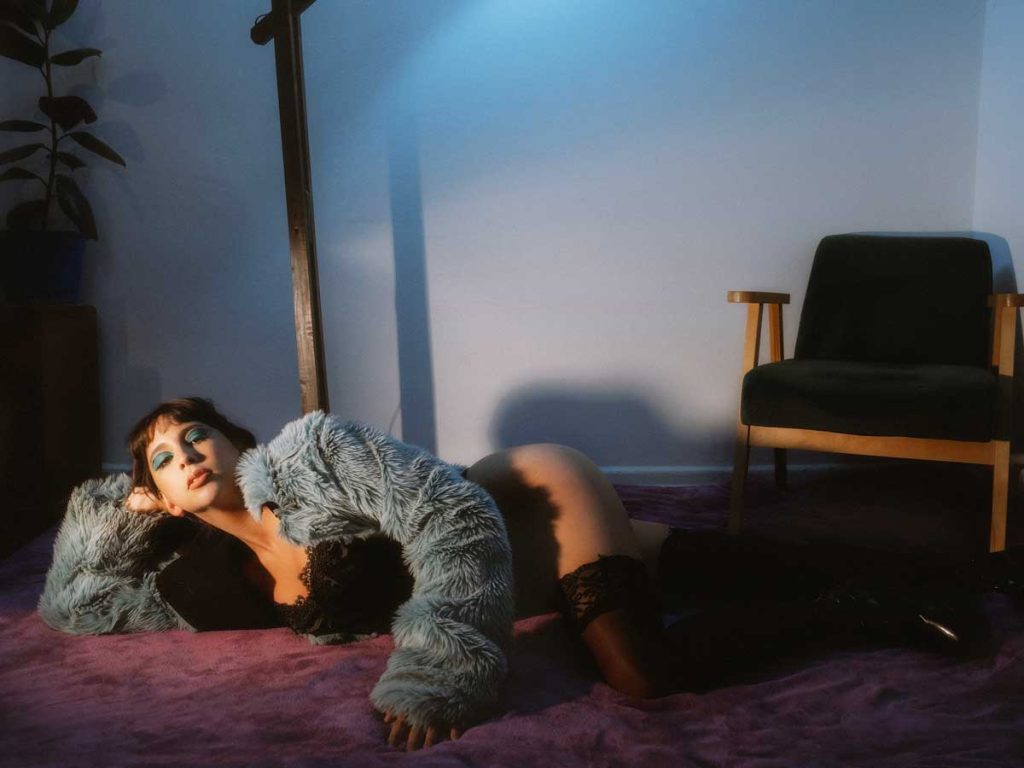 "Dilema" es el sencillo debut de la artista chilena Elizabeh Díaz.