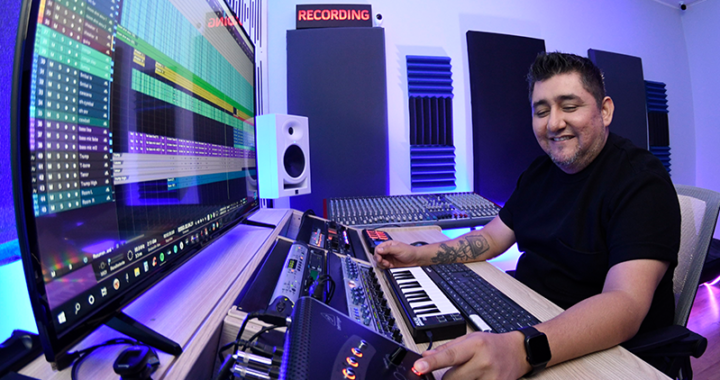 Chris Fernández, el destacado productor peruano gana el Premio CAPE MÚSICA 2025 como Mejor Director de Grabación por segundo año