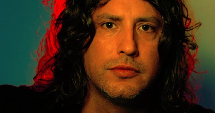 Paco Holguín presenta el videoclip de ‘Lago Mental’, tema que explora su lado más profundo como solista