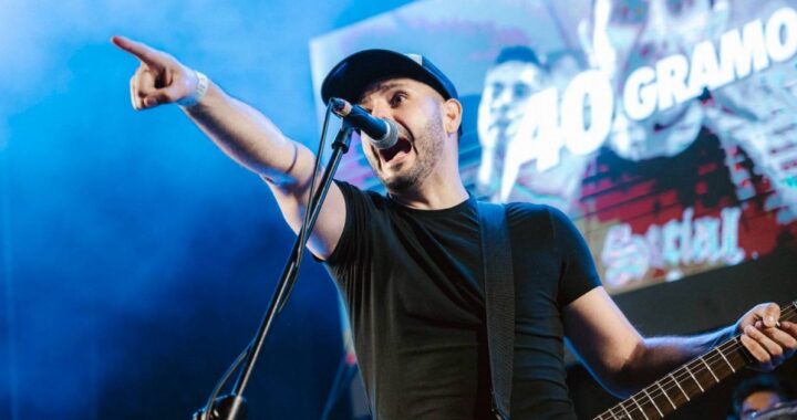 40 Gramos condensa pogos, distorsión y sudor en ‘DeBi TiRaR MáS PoGos’, su nuevo disco en vivo