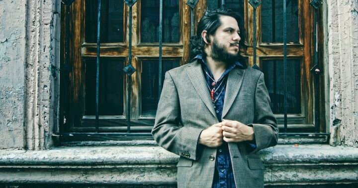 Sumérgete en el Bolero Glam de Gustavo Rosacruz con «Dos Favores», su nuevo single