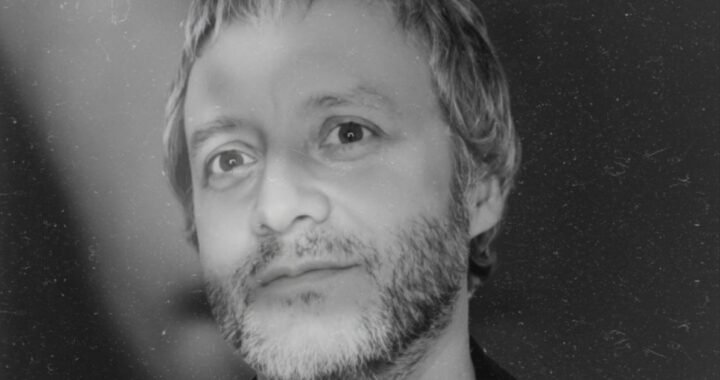 Eduardo Bravo le pone sintetizadores al sonido de la pérdida en su nuevo disco ‘El Largo Adiós’