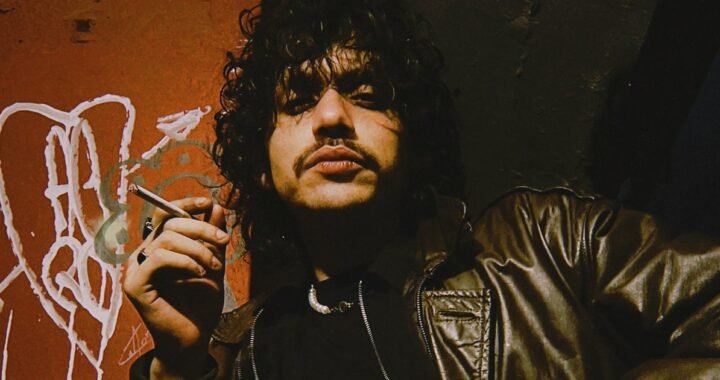 Desde Ecuador, Péarliz retrata el vacío y el exceso como refugio en su EP ‘Madrugada’