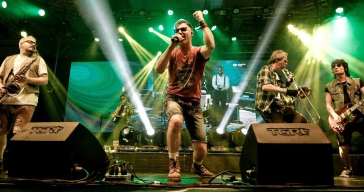 Un brindis por la memoria en «LAIRA LAIRA», el nuevo sencillo de Polkarock