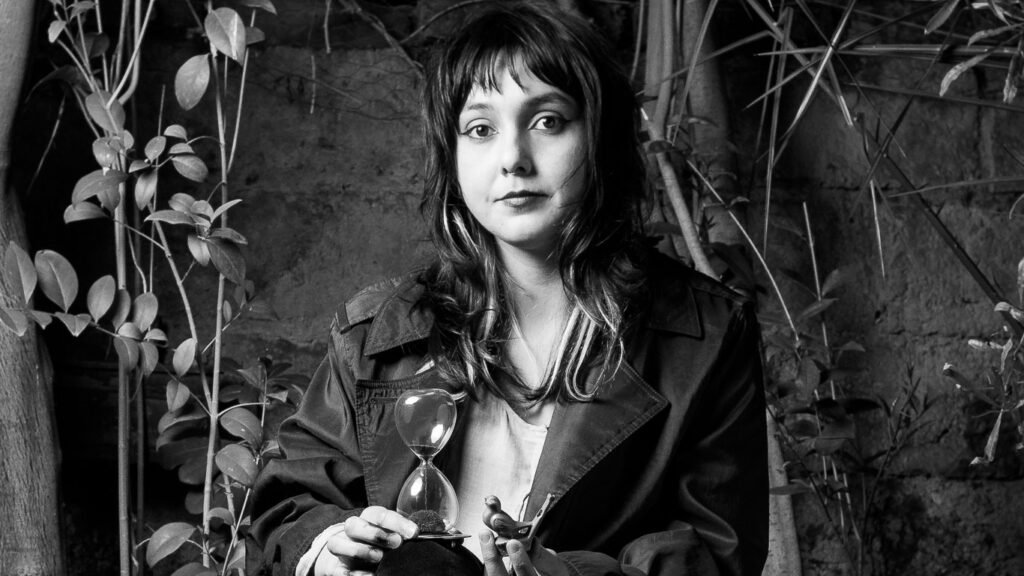 Alfilera presenta el videoclip de "Savia", una propuesta de animación experimental dirigida por Nadiela Estay que expande el imaginario de su álbum debut Detrás de las palabras.