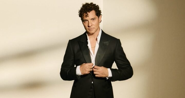 David Bisbal lleva al español el mensaje antibélico de John Lennon y Yoko Ono con “Amigos del mundo”