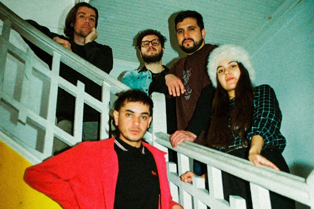 La banda chilena presenta nuevas versiones de su último sencillo junto a Du0 Fem, Del Canto, Bad Bonini y Un Poco Humano, explorando el drum & bass, EDM, hyperpop y otros sonidos electrónicos.