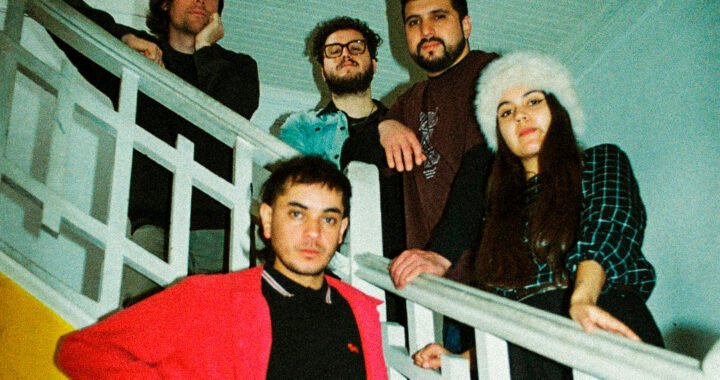 La banda chilena presenta nuevas versiones de su último sencillo junto a Du0 Fem, Del Canto, Bad Bonini y Un Poco Humano, explorando el drum & bass, EDM, hyperpop y otros sonidos electrónicos.