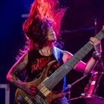 La peruana Arianne Gozzing planta cara desde el death metal en “Confrontational”