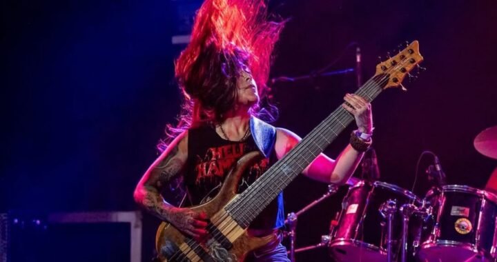 La peruana Arianne Gozzing planta cara desde el death metal en “Confrontational”