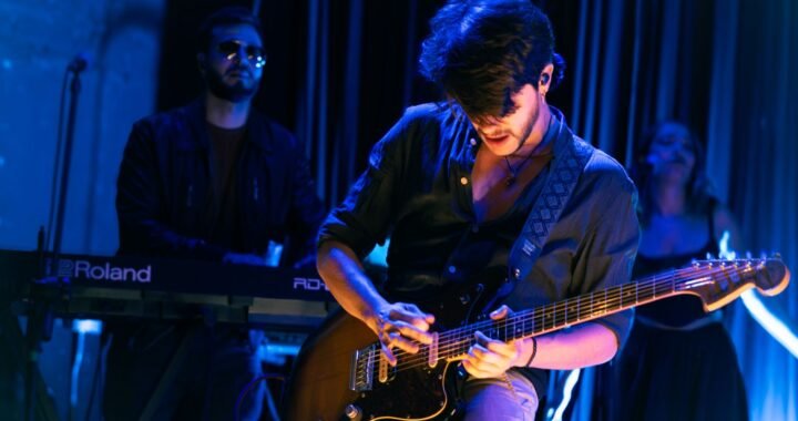DEBRA, desde Colombia, estrena su disco debut ‘Memento Vivere’