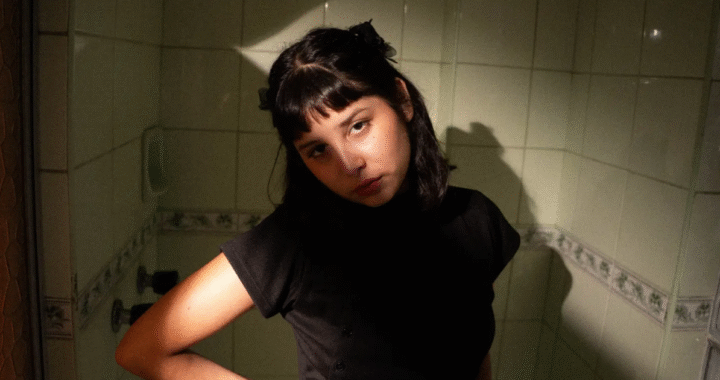 «Proyecciones Románticas»: Cinthya Miranda y el desencanto de amar aquello que imaginamos