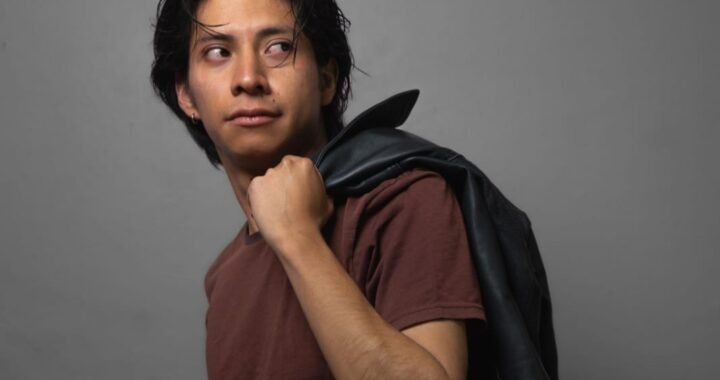 Davette se toma el metro con Cerati de fondo y la rompe con “Nada”, un tema bailable e introspectivo