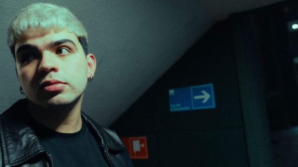 El proyecto de Bastián Gálvez estrena el cuarto adelanto de Emergencia, su próximo álbum, con una canción sobre el ghosting y un videoclip dirigido por Alberto Villarroel.