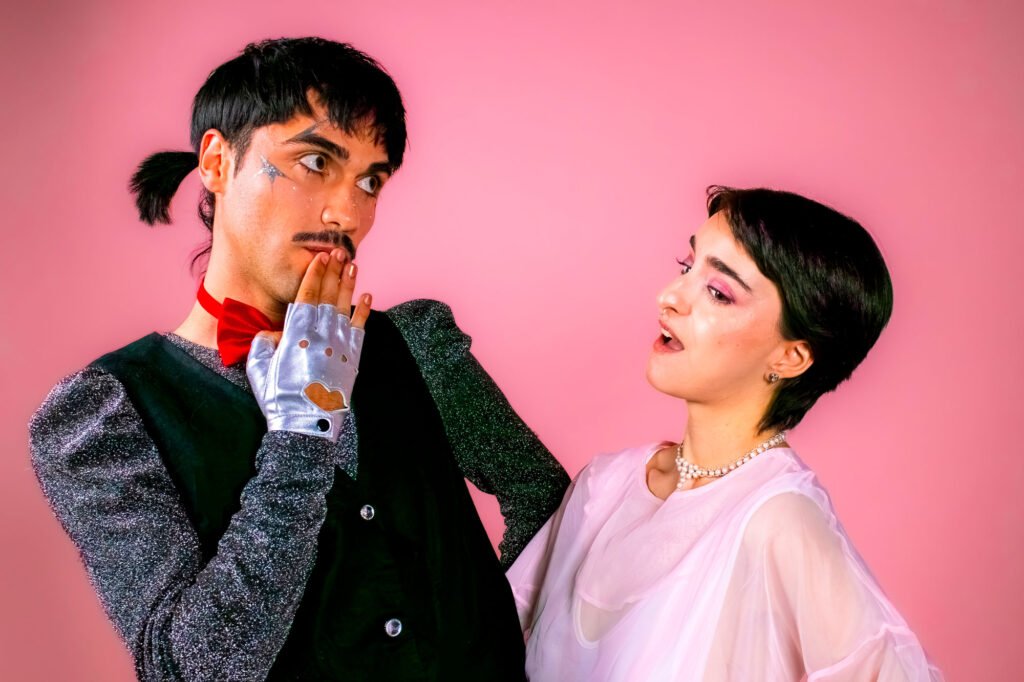 El artista chileno presenta un single que cruza dream pop, indie pop y house, y que forma parte de su proyecto audiovisual De Trapo y De Cartón.